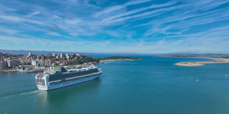 Aumenta la llegada de cruceristas en los primeros diez meses, hasta los 10,4 millones, con 43 buques menos