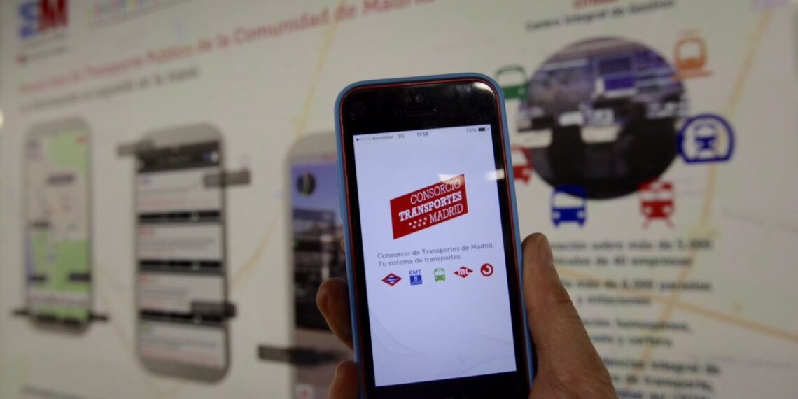 La Comunidad activa la tarjeta de transporte este martes en móviles para títulos de 10 viajes, turísticos y aeropuerto