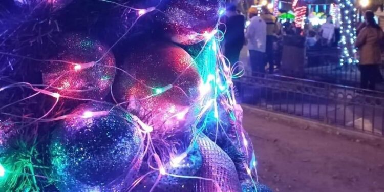 Llega la Navidad a Los Mochis; así adornan cruceros y plazuelas