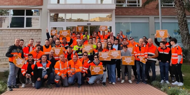 El uso muelles de carga para el atraque de cruceros desvía buques de Alicante