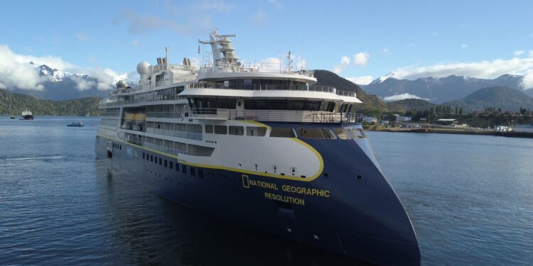 Arribo de nave de lujo de “Nat Geo” inaugura la Temporada de Cruceros 2024-2025 de Emporcha – Diario La Mañana