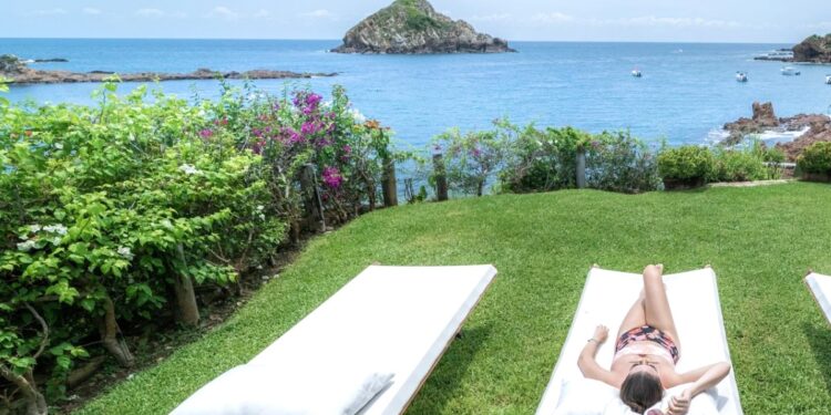 Mujer acostada en camastro disfrutando de la Costalegre, Jalisco