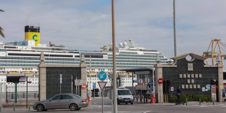 Más de 4.400 turistas llegan hasta el lunes al Puerto de Cádiz a bordo de cuatro cruceros