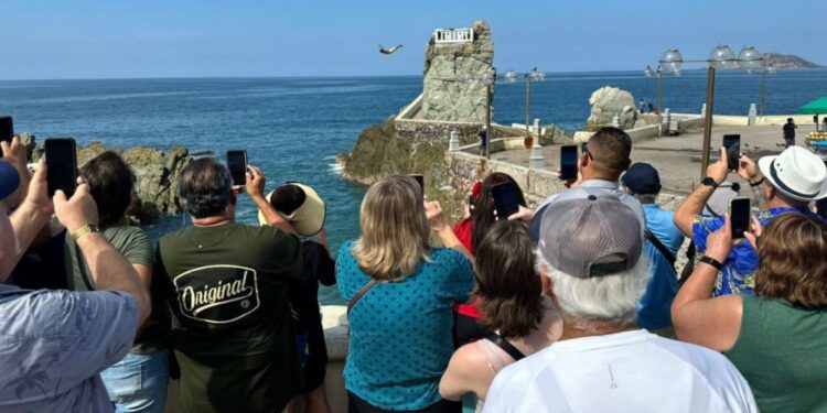 MAZATLÁN RECIBE MILES TURISTAS
