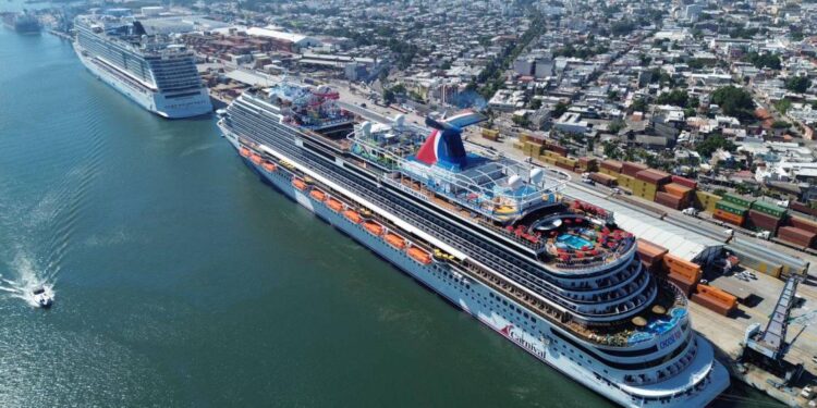 Visitan Mazatlán otros dos cruceros turísticos con 8 mil 601 pasajeros