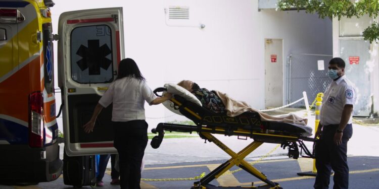 Guardacostas auxilian a una mujer de un barco crucero cerca de Puerto Rico