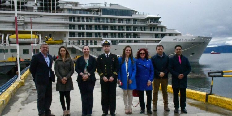 Primera recalada de Silversea: Inician temporada de cruceros antárticos - Diálogo Sur