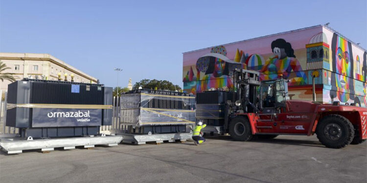 Descargando los equipos del sistema OPS / FOTO: APBC
