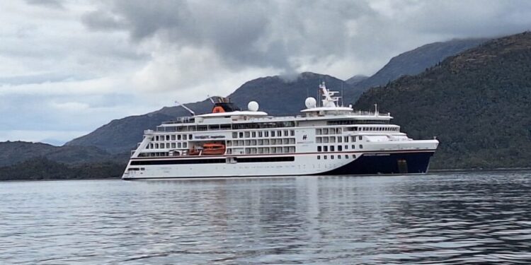 Hanseatic Inspiration da inicia a temporada de cruceros en Puerto Edén