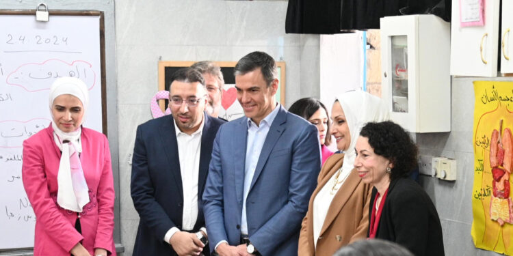 Sánchez acumula 37 viajes oficiales al exterior en lo que va de año para rehuir sus problemas internos