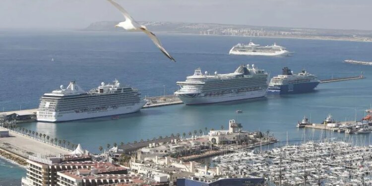 Seis cruceros de ultralujo atracarán en Alicante