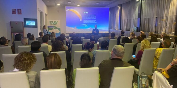 Tenerife muestra su oferta de turismo de deporte y aventura a agentes de viajes andaluces