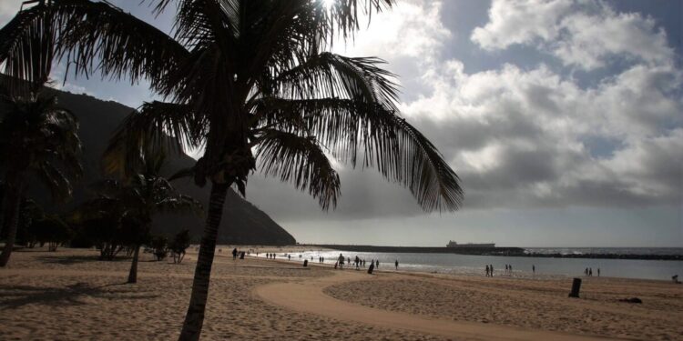 Cierran al baño un tramo de Las Teresitas por contaminación en el agua
