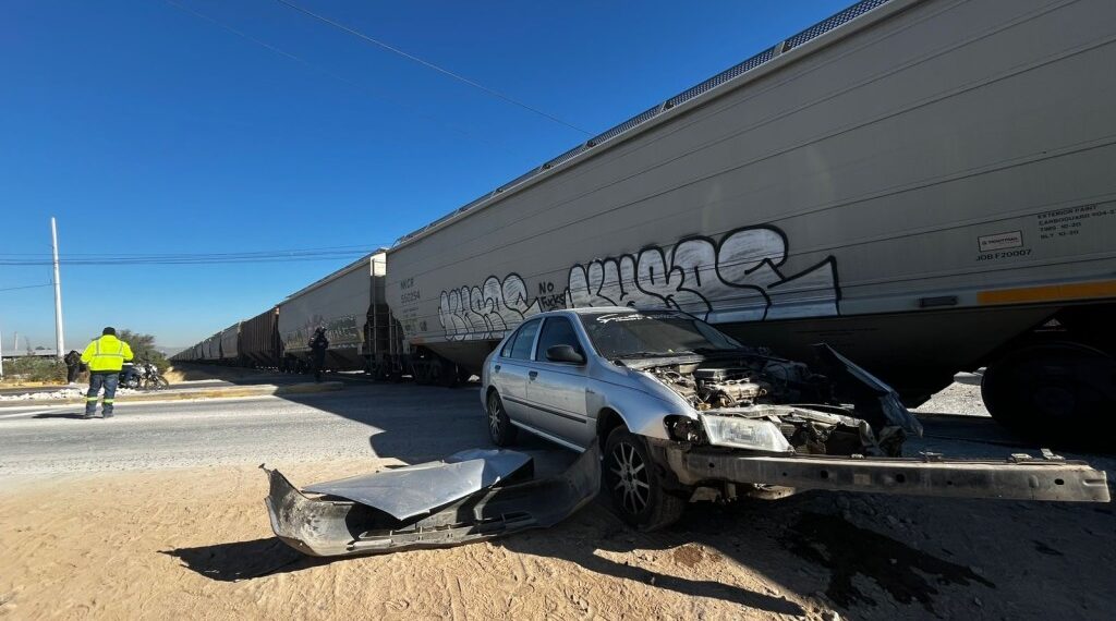 Tren embiste vehículos en crucero de Guadalupe la Venta, El Marqués
