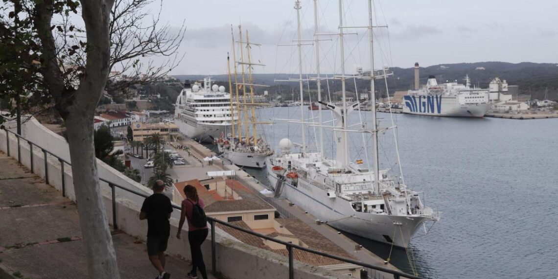 Tres cruceros coinciden en el puerto de Maó en la festividad de Todos los Santos
