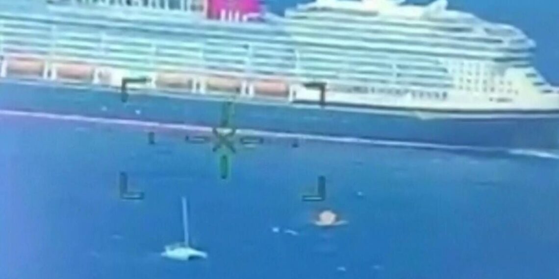 En video: Un crucero de Disney rescata a cuatro personas que naufragaban en un catamarán