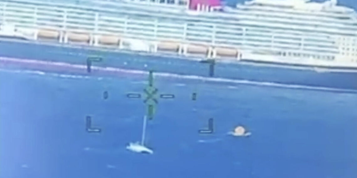 Un crucero rescata a 4 personas de un catamarán averiado a cientos de millas de Bermudas