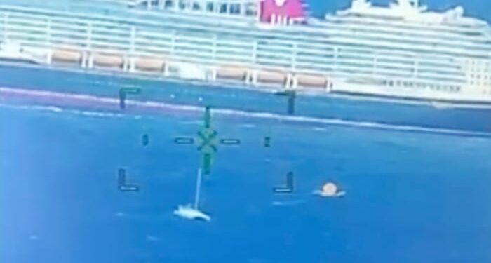 Un crucero rescata a 4 personas de un catamarán averiado a cientos de millas de Bermudas