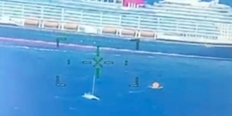 Un crucero rescata a 4 personas de un catamarán averiado a cientos de millas de Bermudas