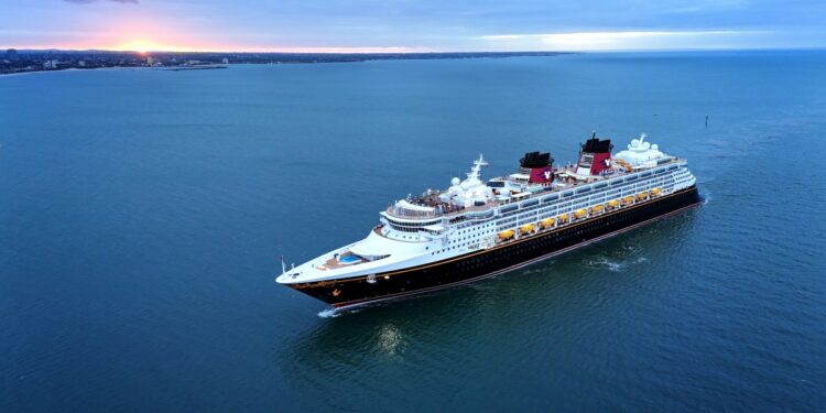 Crucero de Disney rescata a cuatro personas de un catamarán que se hundía en Bermudas