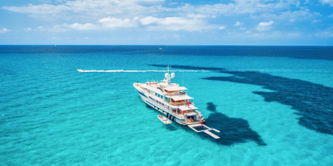 Zarpa un crucero de lujo desde España y parte del yate se derrumba antes de pasar las costas