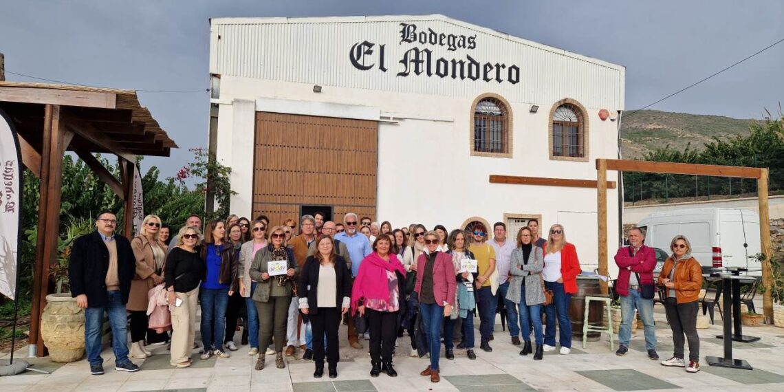 Un grupo de agencias de viajes especialistas en agroturismo visita la bodega de ron El Mondero – Radio Salobreña
