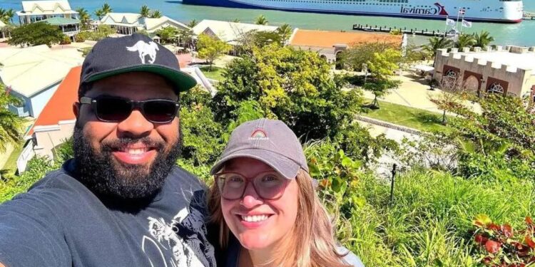 Una pareja vende todas sus pertenencias para vivir permanentemente en cruceros y viajar por todo el mundo