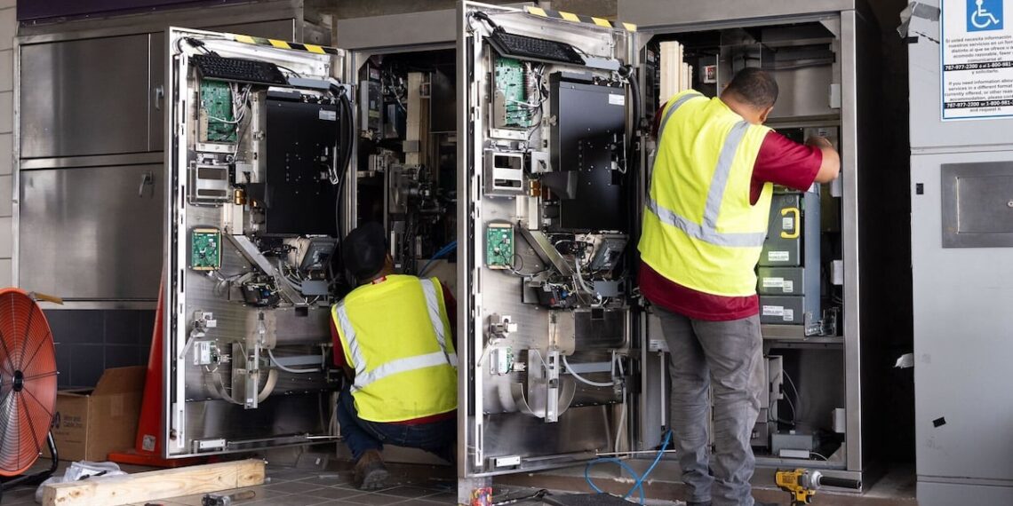 Instalación de nueva tecnología de acceso y boletos en el Tren Urbano.