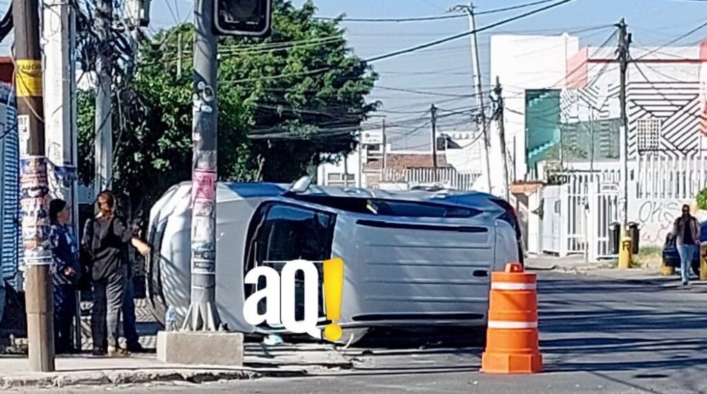 Volcó camioneta tras choque en crucero de Prolongación Pino Suárez