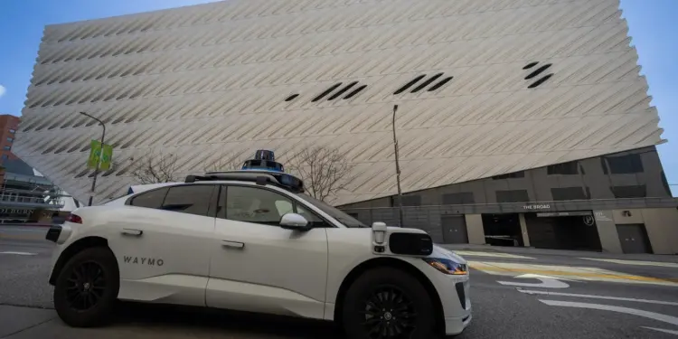 Un robotaxi de Waymo estaciona junto al Museo Broad en el centro de Los Ángeles.Los Angeles Times vía Getty Images