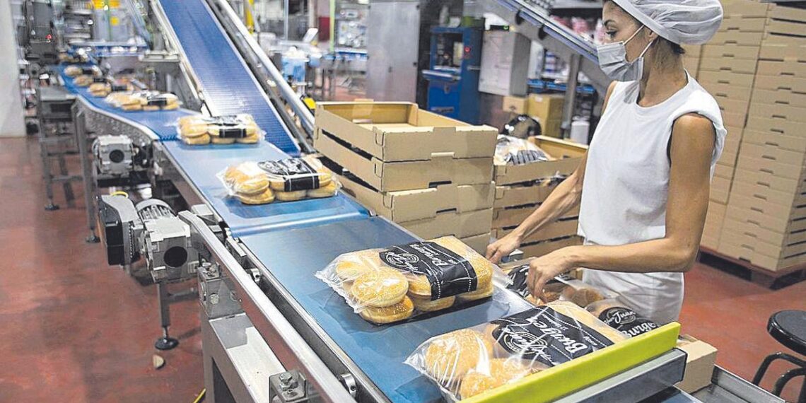 Una empleada en un centro de producción de Vicky Foods.