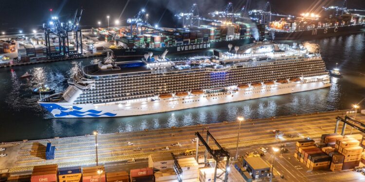 DP World San Antonio atiende al crucero de mayor tamaño en recalar durante una temporada turística a puertos chilenos