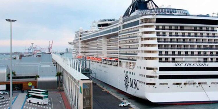 Un crucero amarrado en el Puerto de Barcelona / MSC