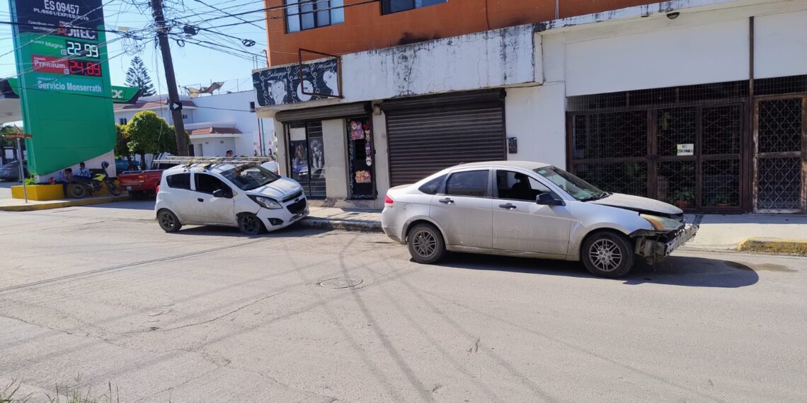 Mujer provoca choque en el crucero de las calles Guerrero y 21