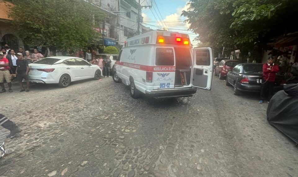 Turista extranjero atropellado en peligroso crucero de Puerto Vallarta