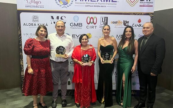 Premian por su exitosa trayectoria de empresaria turistica del caribe mexicano