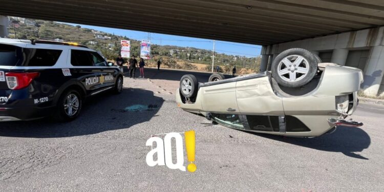 Chocan en el crucero de Av. de la Luz y uno acabó volcado