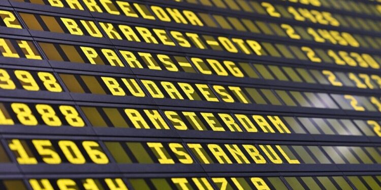 Denuncian a una agencia de viajes de A Coruña al impedirles viajar con los billetes que les compraron