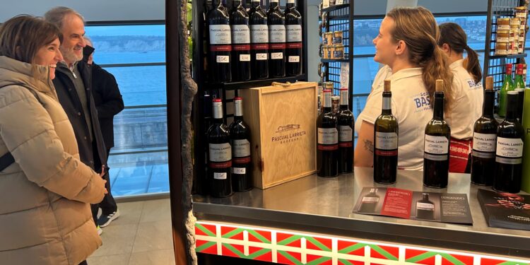 Irekia Eusko Jaurlaritza - Gobierno Vasco :: Amaia Barredo considera “muy positiva” la promoción de productos de calidad de Euskadi para turistas en la terminal de cruceros de Getxo