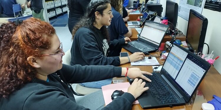 Expertos internacionales analizan en la Sala de Colecciones Biológicas de la UCN posibles nuevas especies recolectadas en cruceros de investigación