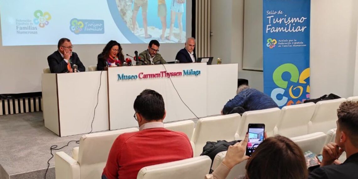 Más gasto en viajes, destinos no masificados y alojamientos adaptados y confortables, claves del turismo familiar para 2025