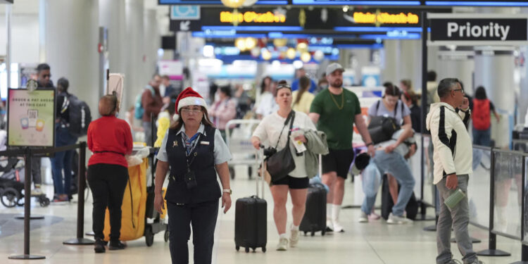 Día intenso de viajes en EEUU comienza con vuelos cancelados