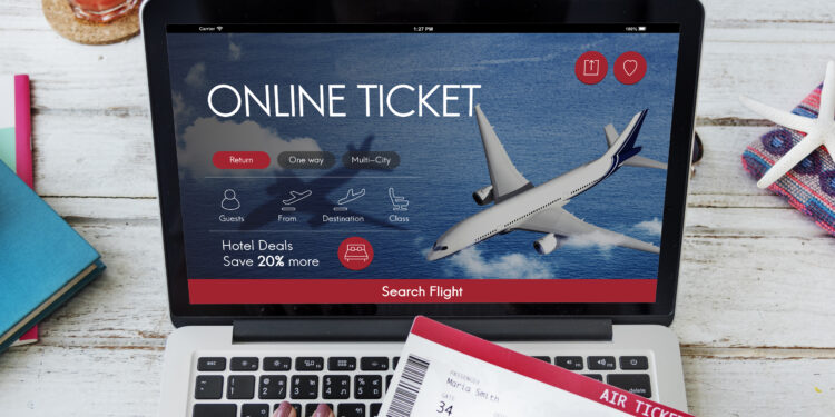 una persona comprando un boleto aéreo