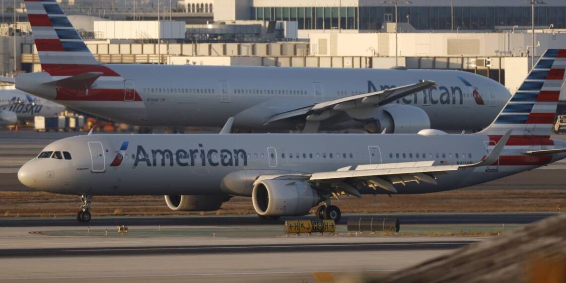 Problemas en aerolíneas y mal tiempo dificultan los viajes en uno de los días más movidos del año