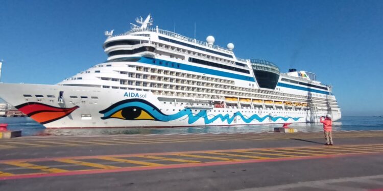 Crucero que partió del Puerto de San Antonio se desvía por emergencia médica en Oceanía