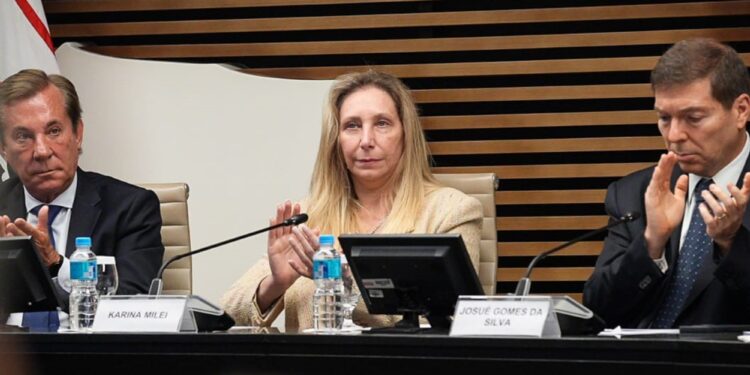 charlas con empresarios, viajes al exterior y operaciones en el Congreso