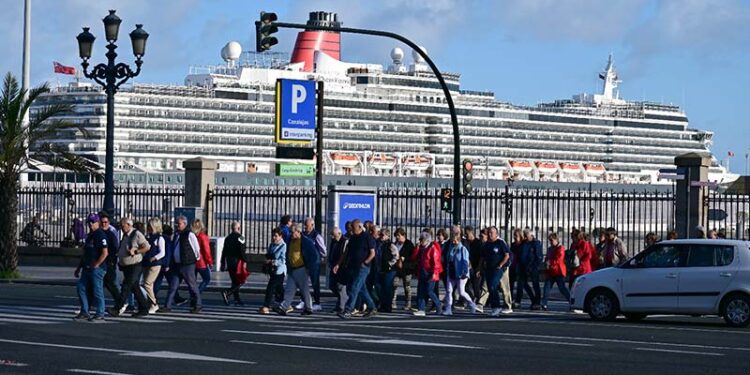 Cruceristas camino del casco antiguo / FOTO: Eulogio García