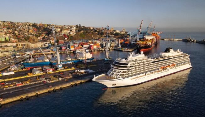 Viking Jupiter llega a Valparaíso