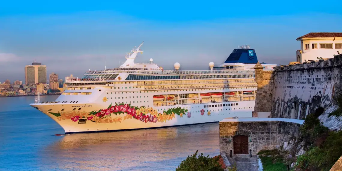 Un crucero de Norweggian saliendo de La Habana.