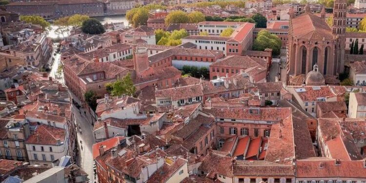 La mejor ciudad del mundo para viajar en 2025, según 'Lonely Planet', es una gran desconocida y le llaman "París miniatura"